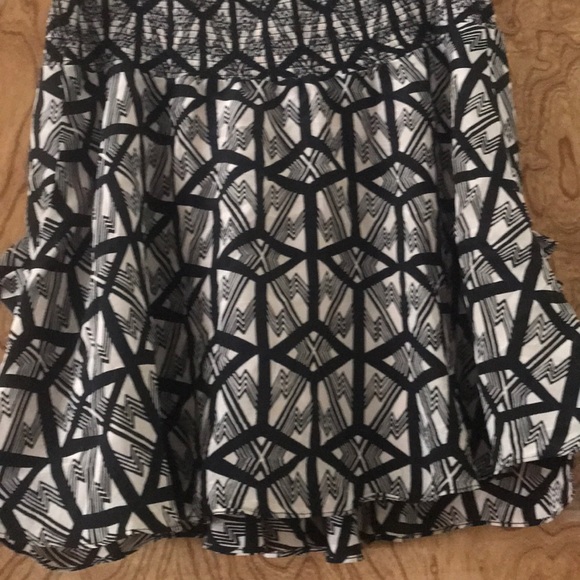 Silk! Like new, gorgeous silky flowing mini skirt. - Picture 7 of 9